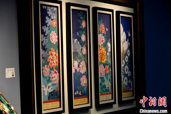 圖為5月16日，展覽中新創(chuàng)唐卡作品《四季花》?！±盍?攝