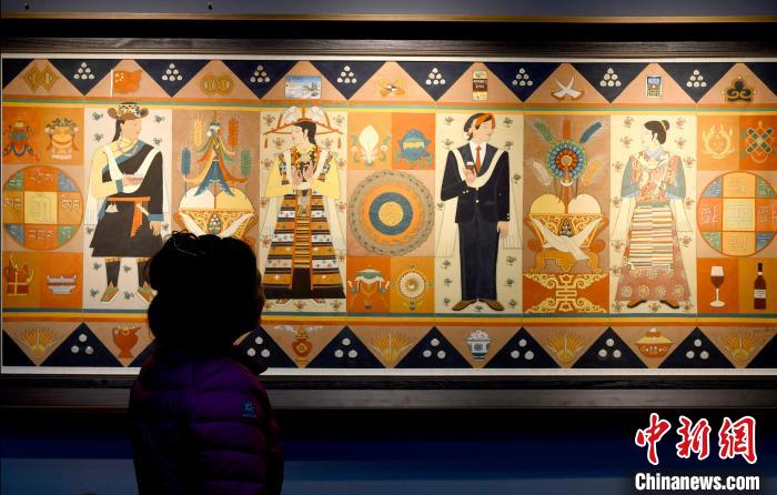 圖為5月16日，觀眾正在欣賞展覽中的新創(chuàng)唐卡作品。　李林 攝