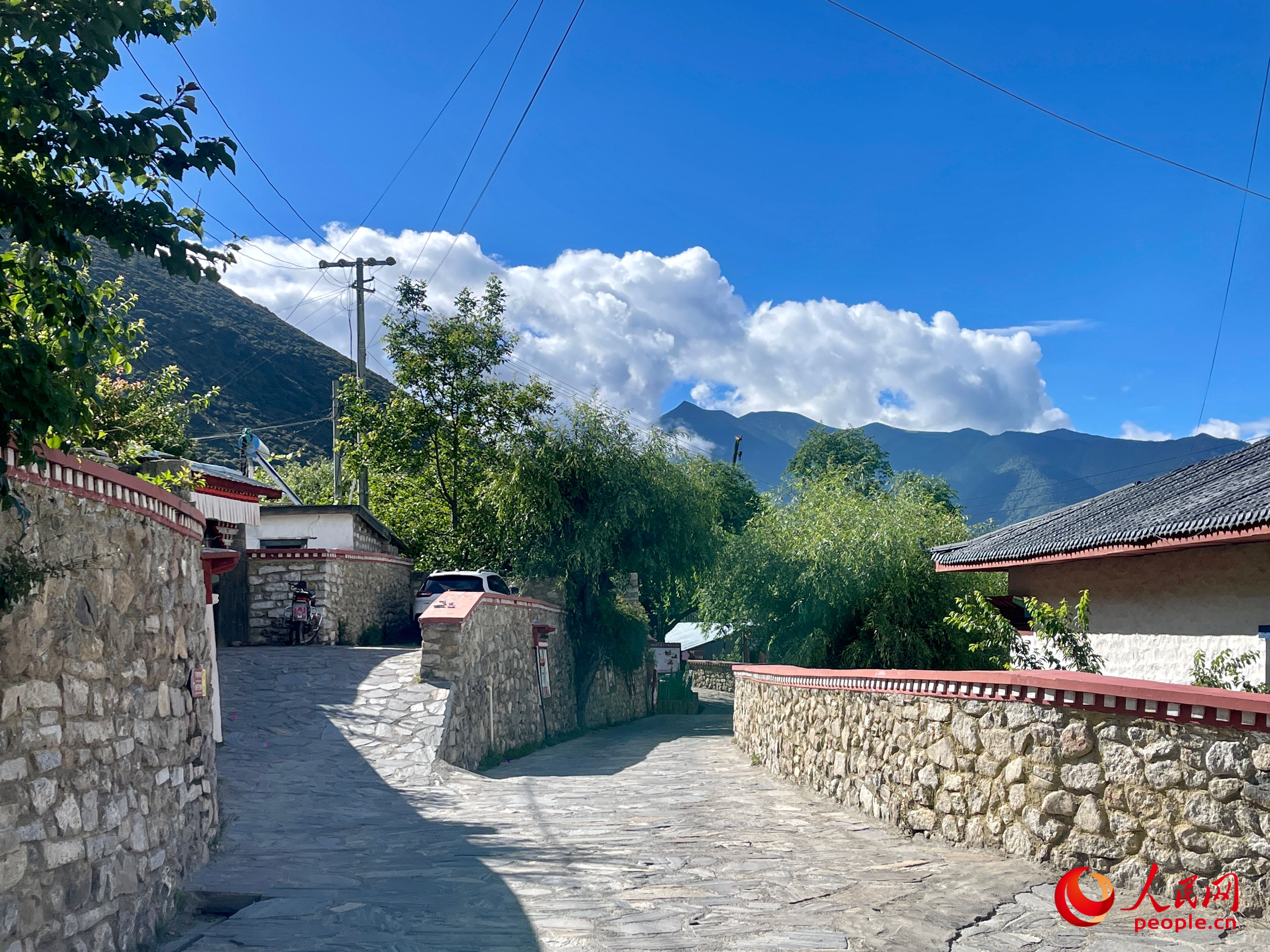 嘎拉村的村貌。人民網(wǎng) 周靜圓攝