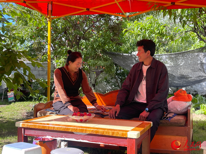 嘎拉村村民達(dá)瓦堅(jiān)參和他的妻子。人民網(wǎng) 周靜圓攝