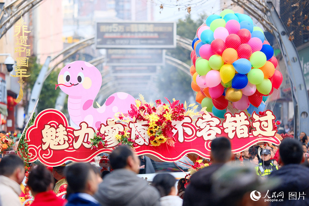 2025年1月29日，大年初一，云南省曲靖市麒麟?yún)^(qū)舉行“千人舞麒麟”活動，耍龍舞獅過大年，現(xiàn)場人山人海，熱鬧非凡。人民網(wǎng) 莊志斌攝