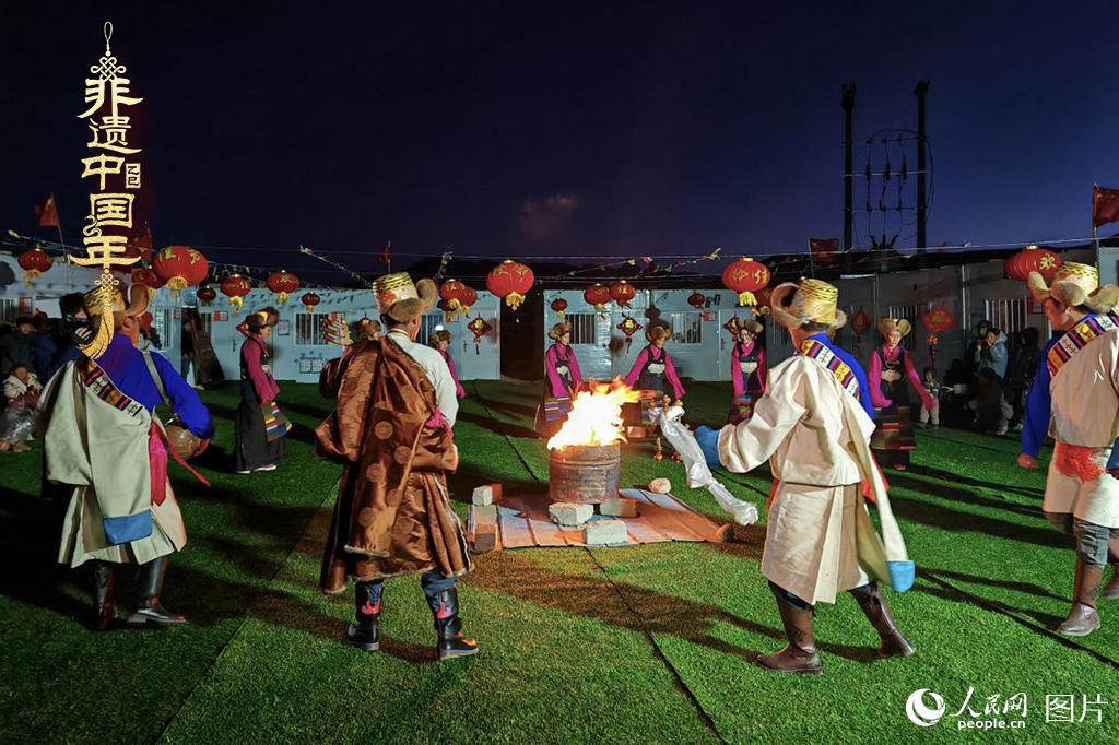 2025年1月28日，西藏自治區(qū)日喀則市定日縣尼轄鄉(xiāng)轄措村升起篝火，跳起鍋莊，迎接新年的到來。（鍋莊舞，又稱為“果卓”、“歌莊”、“卓”等，藏語意為圓圈歌舞，是藏族三大民間舞蹈之一。2006年5月20日，鍋莊舞經(jīng)中華人民共和國國務院批準列入第一批國家級非物質(zhì)文化遺產(chǎn)名錄）人民網(wǎng)記者 次仁羅布攝