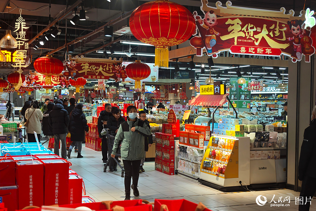2025年1月28日，在河北省三河市的一家超市，市民們正在采購年貨。人民網(wǎng)記者 翁奇羽攝