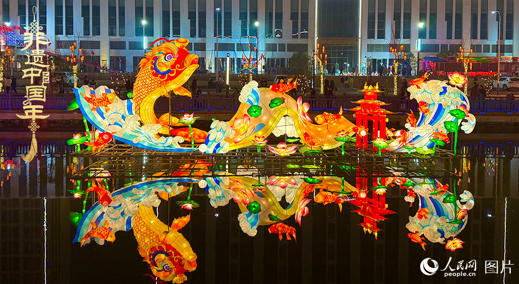 2025年1月22日，2025潛江燈會如約亮燈，近百組主題花燈、300余組裝飾彩燈一一亮相，吸引眾多游客觀賞。潛江燈會是湖北省潛江地區(qū)春節(jié)、元宵期間全民趕會的綜合性傳統(tǒng)民俗活動，2021年入選第五批國家級非物質(zhì)文化遺產(chǎn)代表性項目名錄。人民網(wǎng)記者 張雋攝