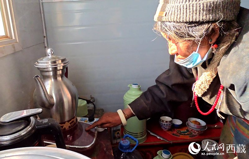 達(dá)瓦次仁的媽媽在做酥油茶。人民網(wǎng)記者 吳雨仁攝