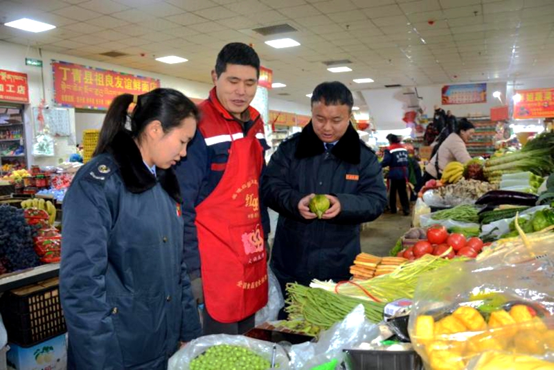 國家稅務(wù)總局丁青縣稅務(wù)局干部走訪了解春節(jié)蔬菜市場供求情況。楊虹攝