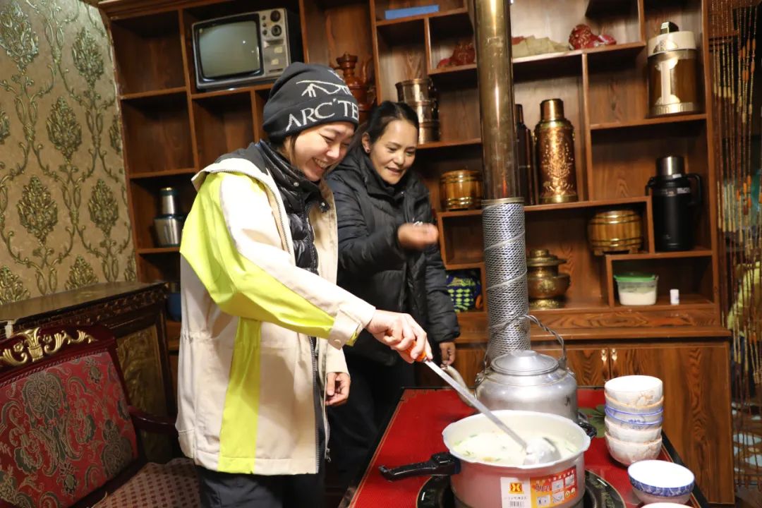 游客體驗制作“古突”。巴桑卓嘎攝