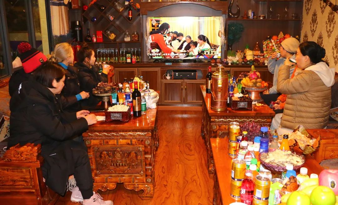 游客在居民家中，一同看藏晚，歡慶藏歷新年。巴桑卓嘎攝