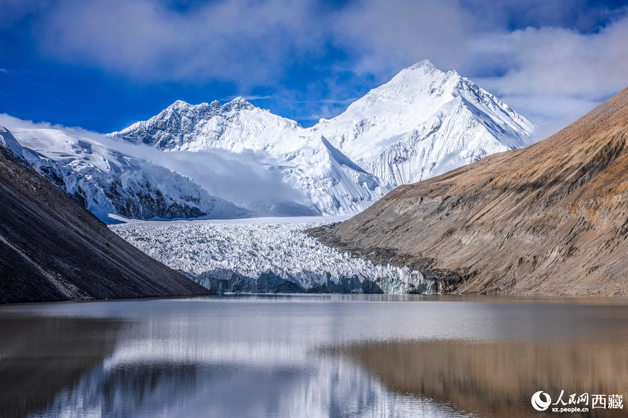 珠峰冰川位于日喀則市定日縣。