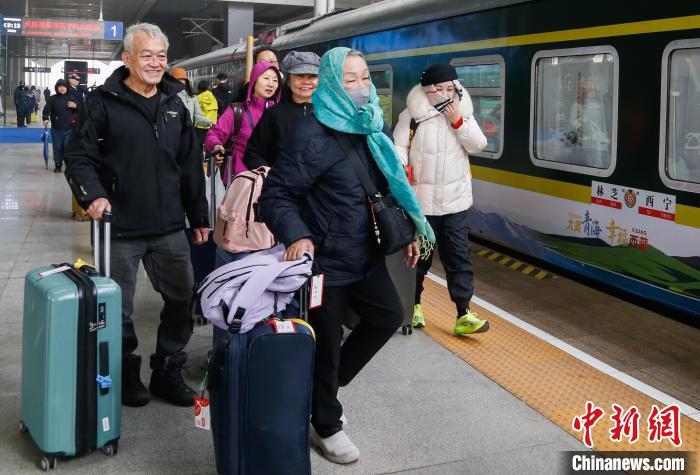 傳統(tǒng)特色美食亮相青海直達(dá)西藏林芝旅游專列
