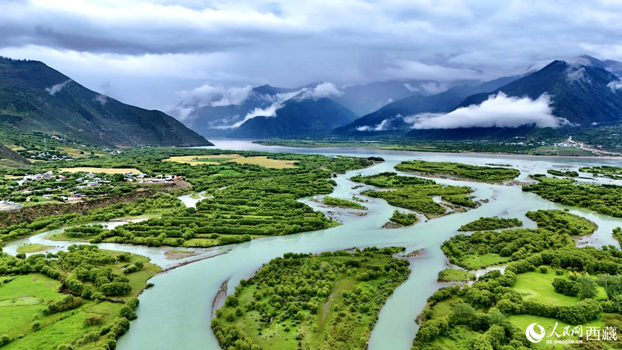 西藏林芝市雅尼國(guó)家濕地公園風(fēng)景如畫。