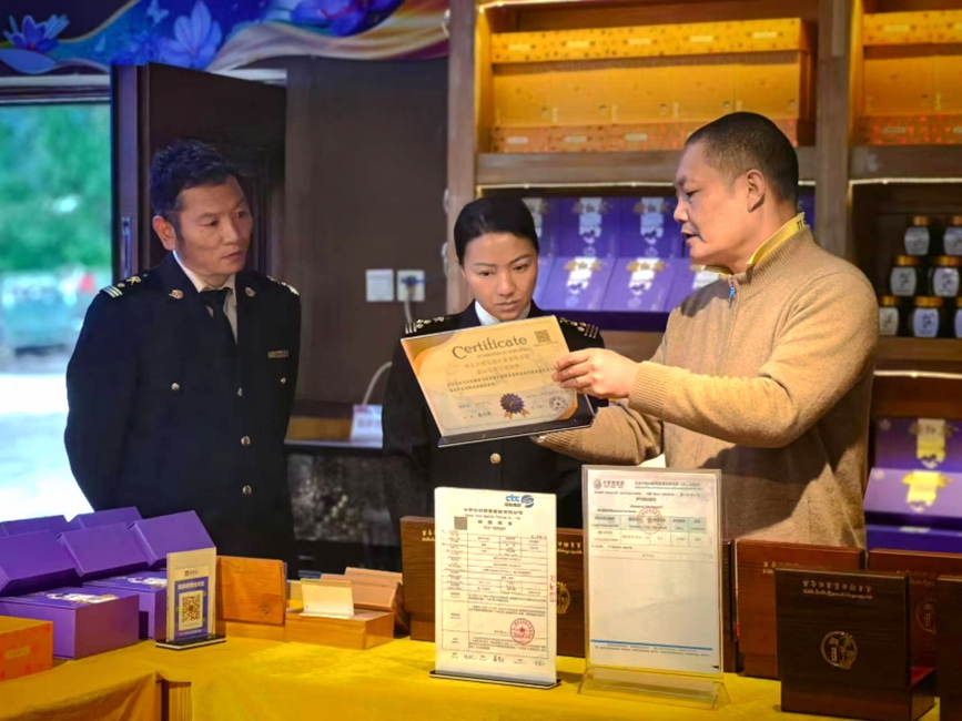 拉薩海關所屬林芝海關關員在藏紅花出口種植基地調研。拉薩海關供圖