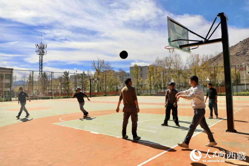 圖為周邊居民在公園內(nèi)打球。人民網(wǎng)記者 次仁羅布攝