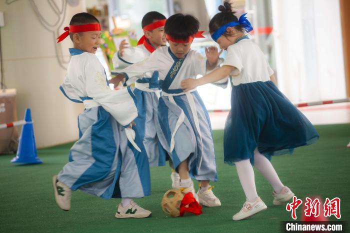 圖為小朋友們開展蹴鞠比賽?！《^生 攝