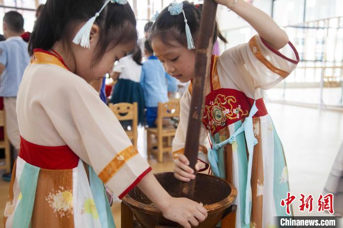 圖為小朋友們參加“將樂擂茶”制作?！《^生 攝