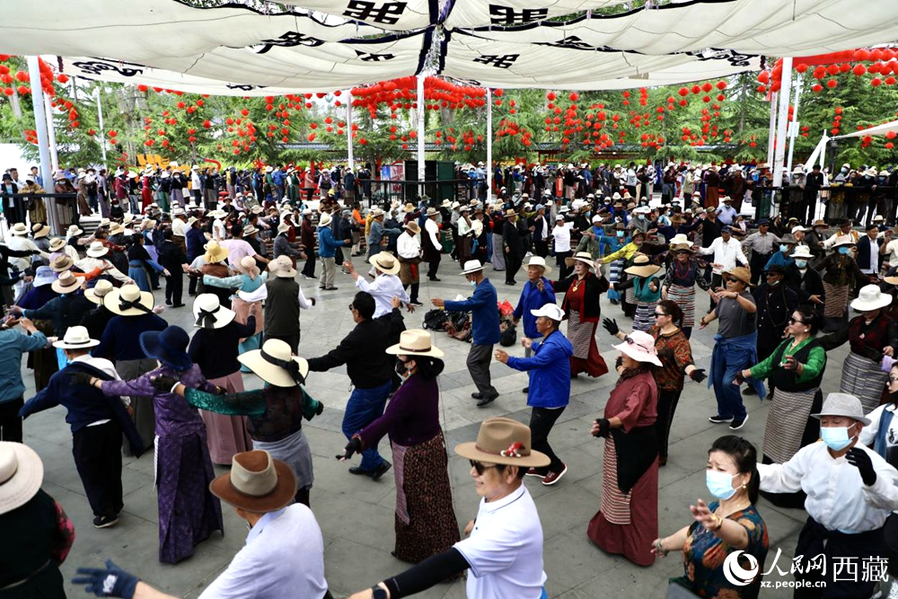 市民在公園內(nèi)跳鍋莊舞。