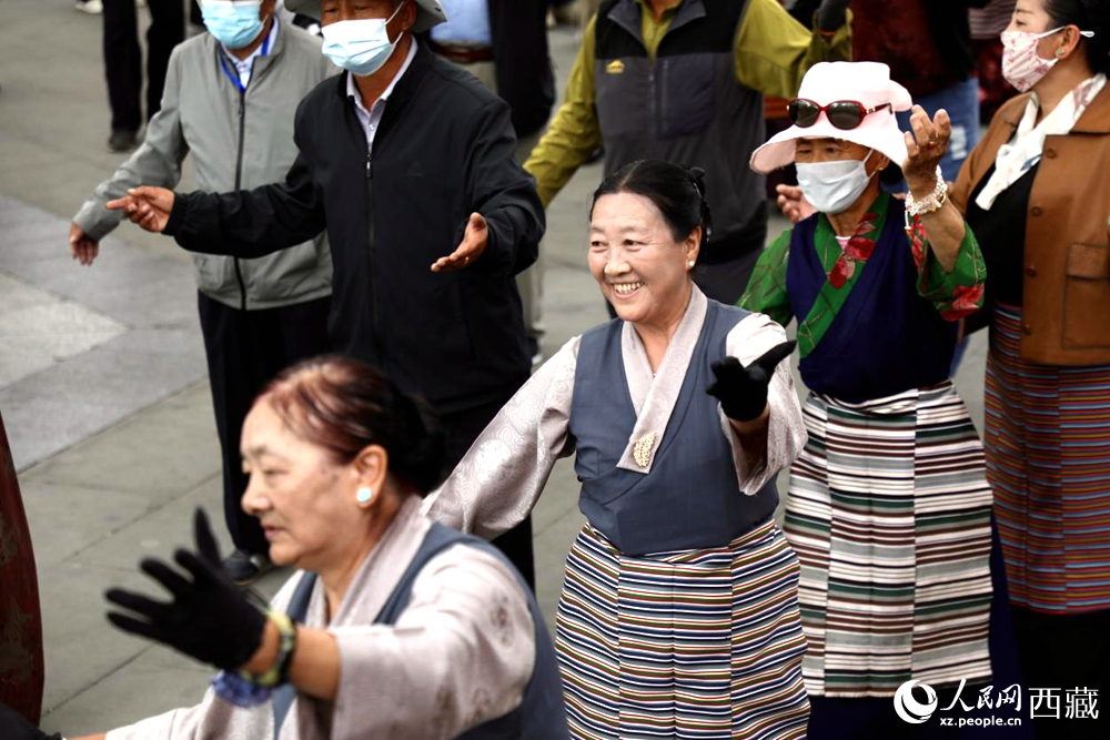 市民在公園內(nèi)跳鍋莊舞。