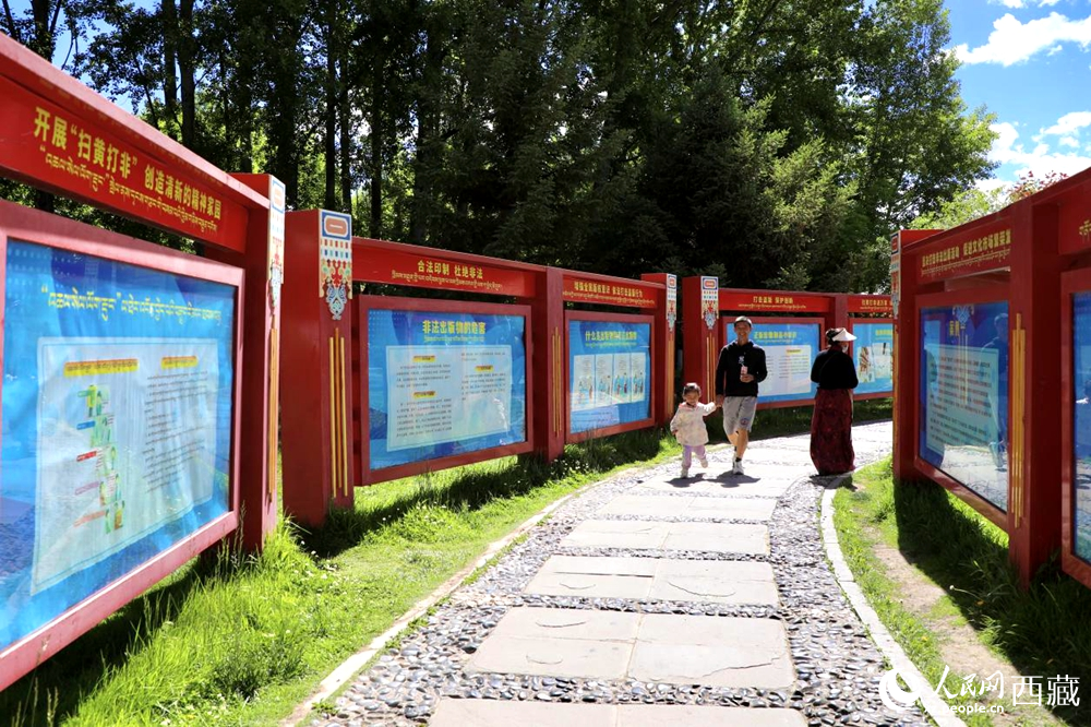 公園內(nèi)的法治宣傳長(zhǎng)廊。