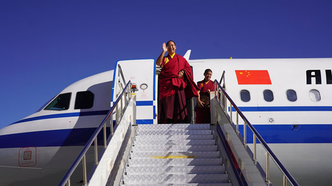 2圖-十一世班禪與在機(jī)場的送.jpg