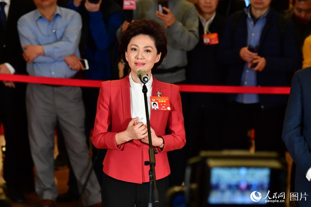 全國政協(xié)委員、中央廣播電視總臺央視新聞主播海霞接受記者采訪。