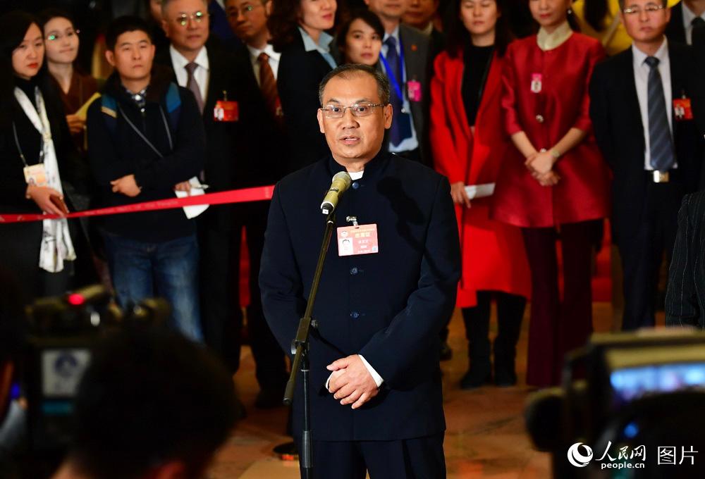 全國政協(xié)委員、湖南省生態(tài)環(huán)境廳副廳長潘碧靈接受記者采訪。