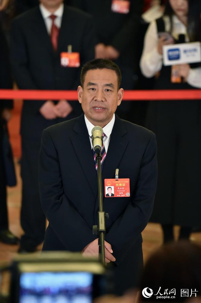 全國(guó)人大代表、河南遠(yuǎn)東生物工程公司技術(shù)部部長(zhǎng)黨永富回答記者提問(wèn)。