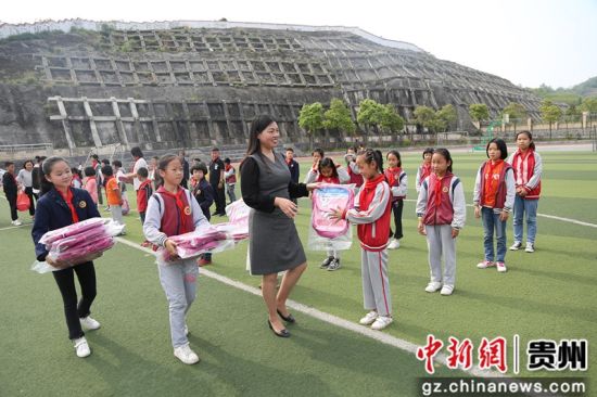 修文縣組織搬遷戶子女開展戶外拓展活動，捐贈愛心物資。