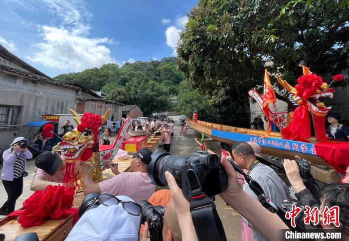 圖為5月29日，長樂江田鎮(zhèn)村民為即將入水的新龍舟安裝龍頭?！埍?攝