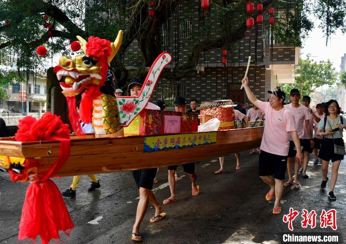 圖為5月29日，長樂江田鎮(zhèn)村民們推著新龍舟前行。　張斌 攝