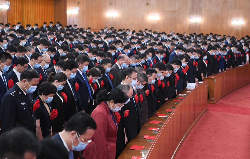 2020年9月8日上午，全國抗擊新冠肺炎疫情表彰大會在北京人民大會堂隆重舉行。這是全場肅立，向新冠肺炎疫情犧牲烈士和逝世同胞默哀。