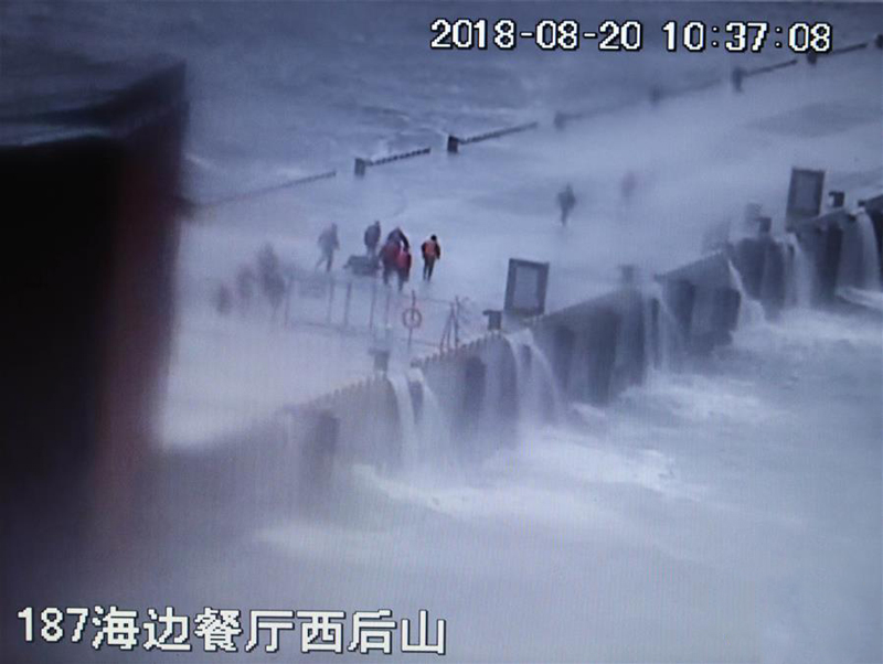 這是翻拍的2018年8月20日現(xiàn)場監(jiān)控錄像。錄像記錄了黃群、宋月才、姜開斌等同志搶救國家某重點試驗平臺的場景。