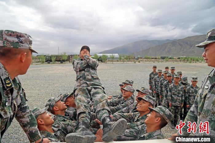 信任背摔?！《魏晡?攝