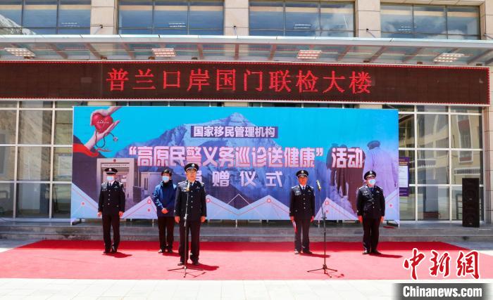 圖為捐贈儀式現(xiàn)場?！「駸?攝