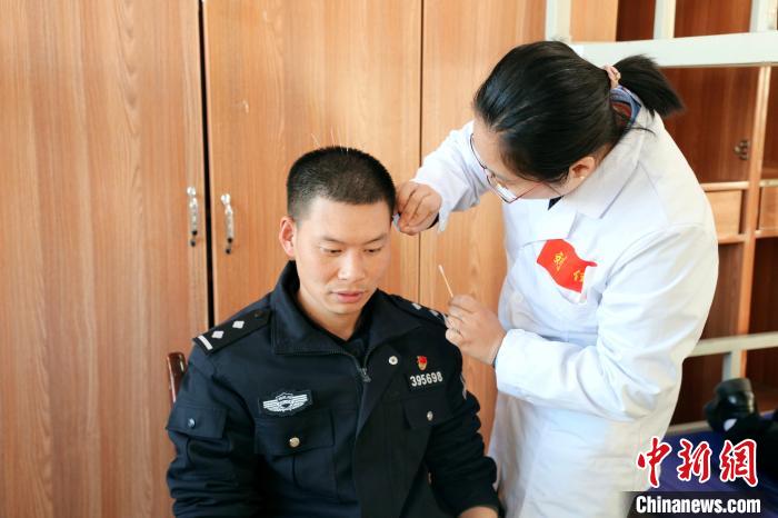 圖為專家現(xiàn)場問診?！「駸?攝