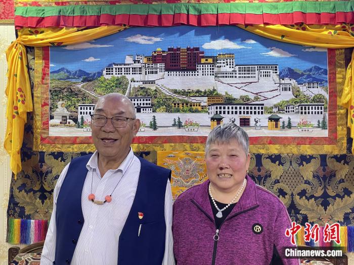 甲央曲培和杜應芳在家中。彭寧鈴 攝