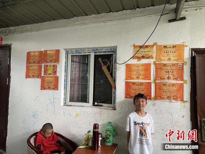 周勁名的大女兒和她獲得的獎狀。彭寧鈴 攝