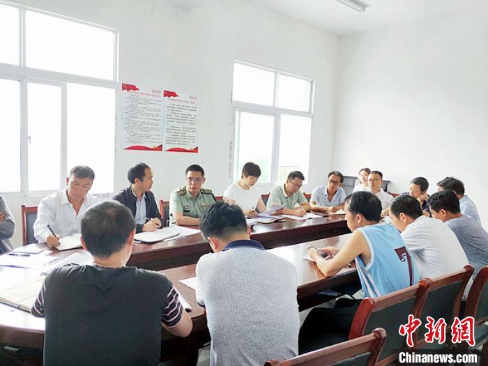 徐欣在屯上村召開(kāi)座談會(huì)，與鄉(xiāng)政府領(lǐng)導(dǎo)和村支兩委共商 (資料圖) 鐘欣 攝