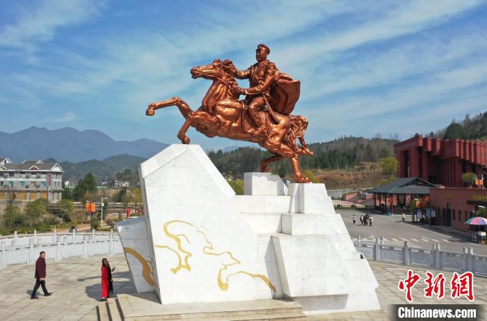 賀龍?jiān)獛浌枢l(xiāng)桑植縣已成為張家界西線旅游的重要組成部分。　楊華峰 攝