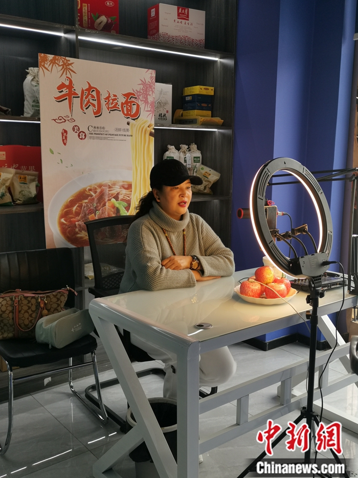 一位主播正在為延安地方特產(chǎn)直播帶貨。<a target='_blank'  ><p  align=