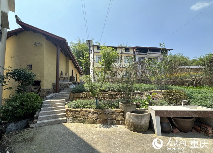 龍湖村打造的巴蜀美麗庭院示范片景觀。人民網(wǎng)記者 劉政寧攝