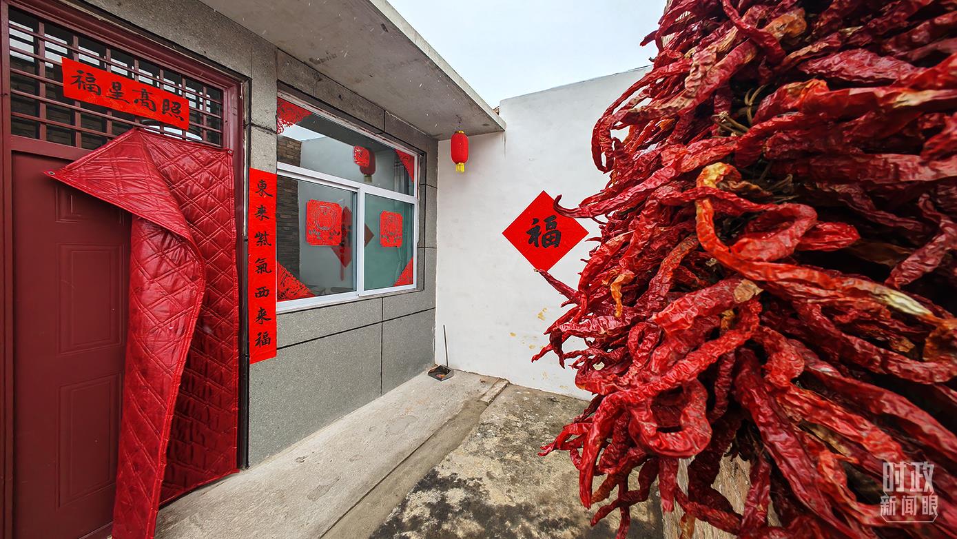 2021年10月，山西霍州馮南垣村遭遇強(qiáng)降雨，不少房屋倒塌。當(dāng)?shù)卣蜕鐣?huì)力量幫助受災(zāi)居民重建裝配式住房。（總臺(tái)央視記者彭漢明拍攝）