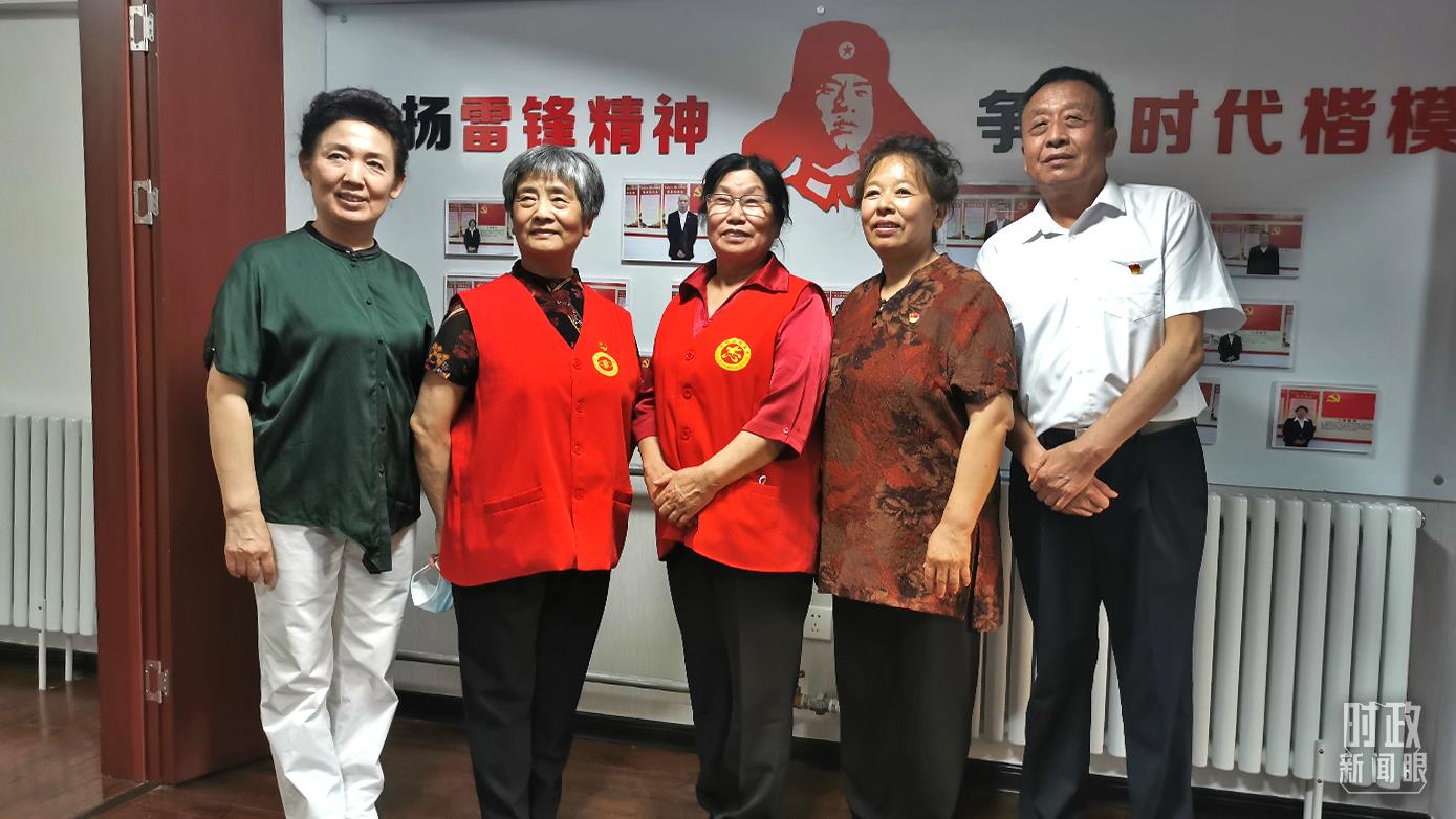 2021年8月，習(xí)近平到承德濱河社區(qū)居家養(yǎng)老服務(wù)中心調(diào)研。這是服務(wù)中心的志愿者代表。（總臺(tái)央視記者覃思拍攝）