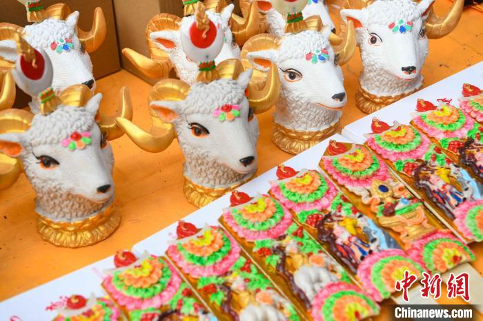 圖為拉薩市場上待售的吉祥羊頭。　貢嘎來松 攝