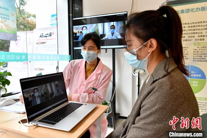 圖為社區(qū)居民遠(yuǎn)程問診。　呂明 攝