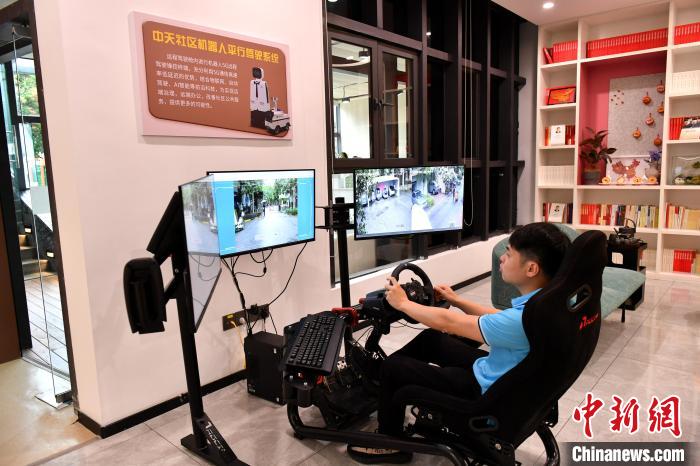 圖為福州中天社區(qū)工作人員正在利用5G技術(shù)，遠(yuǎn)程操控機(jī)器人巡視社區(qū)。　呂明 攝