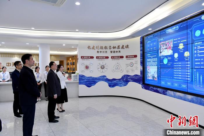 圖為與會(huì)來(lái)賓參觀福州中天社區(qū)。　呂明 攝