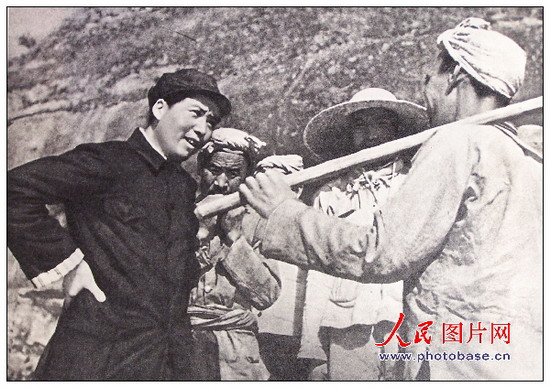 1939年，毛澤東同志在延安和楊家?guī)X農(nóng)民親切談話。