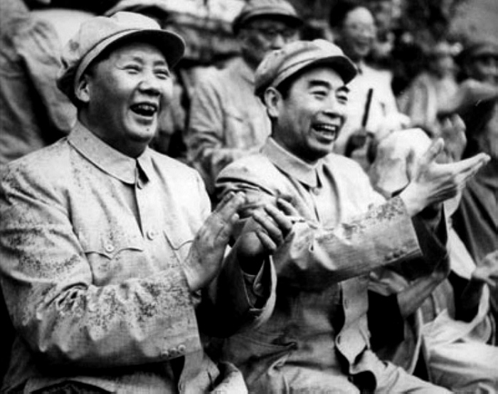 1952年，毛主席在北京與周總理冒雨觀看解放軍體育比賽。