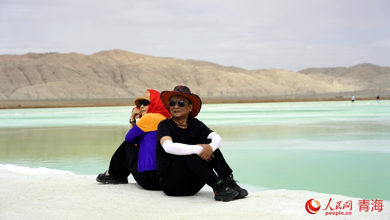 游客拍照“打卡”。人民網(wǎng) 況玉攝