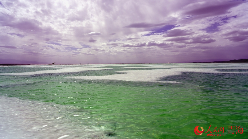 陽光映照下的翡翠湖。人民網(wǎng) 況玉攝